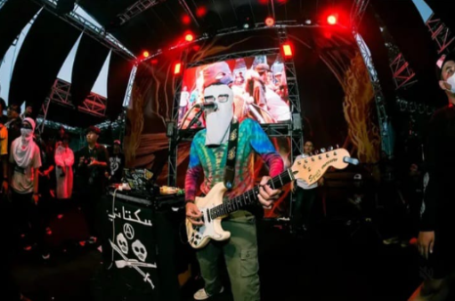 Penampilan Band Sukatani di Bandung melalui akun resmi @sukatani.band