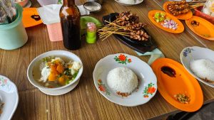 Foto Sate Kambing Muda Cempe Lemu—foto sate kambing yang disajikan/ Abah Adi.
