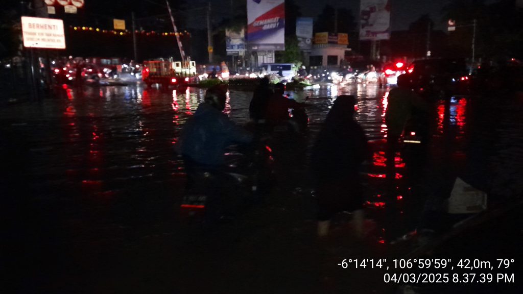 Foto: Banjir di depan stasiun Bekasi. (Red)