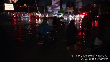 Foto: Banjir di depan stasiun Bekasi. (Red)