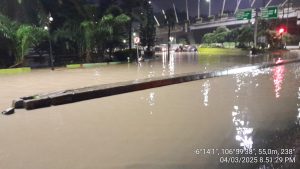 Foto: Banjir di flay over Summarecon Bekasi. (Red)