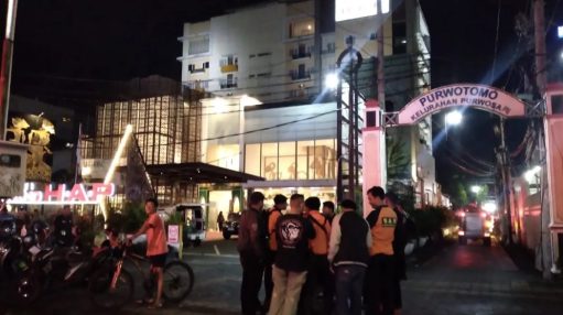 Kondisi Hotel Grand HAP di Jl Slamet Riyadi, Purwosari, Solo, yang dilanda kebakaran di lantai V, Jumat (7/3/2025) malam. (Solopos/Ahmad Kurnia Sidik)
