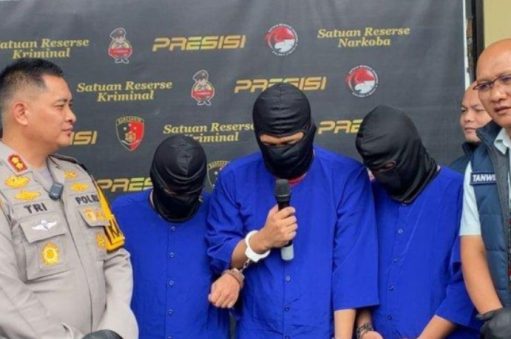 RNF (Baju Biru Pakai Mikrofon), Ketua Bawaslu KBB, ditangkap karena menggunakan narkoba. Rilis digelar di Mapolres Cimahi, Jumat (7/3/2025). (rahmat kurniawan/tribun jabar)