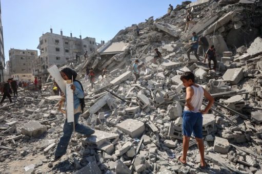 Sumber: [Al Jazeera/ Caolan Magee] Palestinians search the rubble of the al-Ghafari Tower after its destruction by Israeli air strikes in Gaza City on September 15, 2025 [AFP]