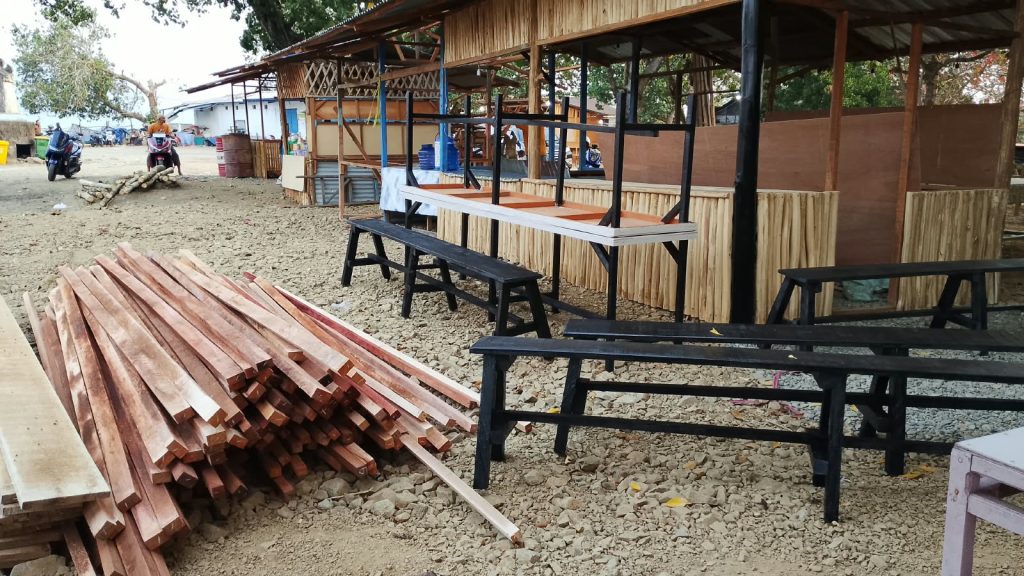 Bahan bangunan bantuan CSR Pertamina Pattimura senilai Rp 15 Juta yang terdiri dari kayu balok dan meja kursi untuk pembangunan foodcourt di Titang Amerika, Negeri Laha.